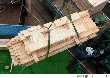 木造住宅の上棟  13559671