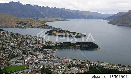 ニュージーランド スカイライン展望台から見降ろすクイーンズタウンとワカティブ湖 ニュージーランド スカイライン展望台から見降ろすクイーンズタウンとワカティブ湖 13561901