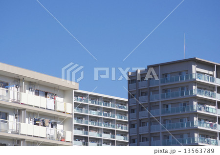青空と大型マンション群 13563789