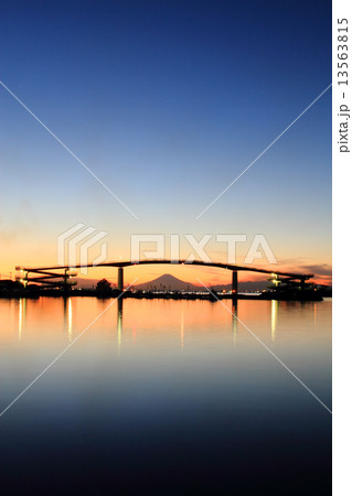 木更津港・中の島大橋と富士 13563815