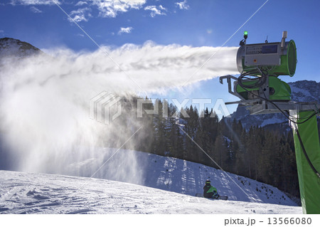 Makes artifical snow 13566080