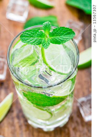 Cocktail with lime and mint 13567307