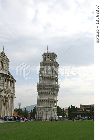 イタリア　ピサの斜塔 13568367