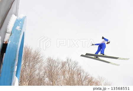 スキーのジャンプ 13568551