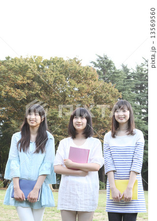 笑顔の女学生3人 13569560