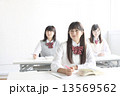 授業中の高校生 13569562