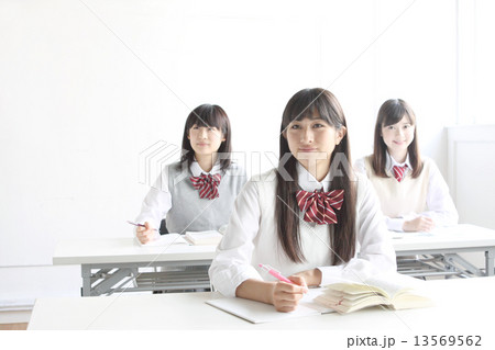 授業中の高校生 13569562