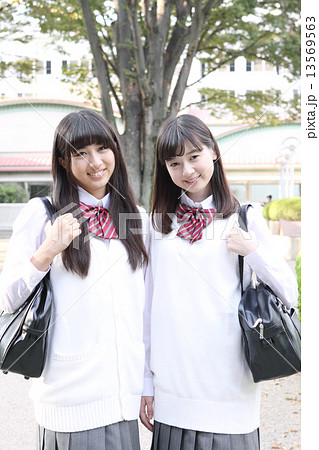 笑顔の2人の高校生ポートレート 13569563