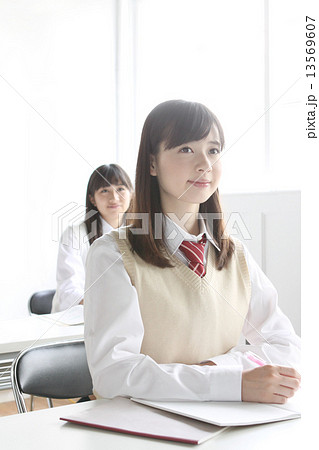 授業中の高校生 13569607