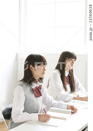 授業中の高校生 授業中の高校生 13569638