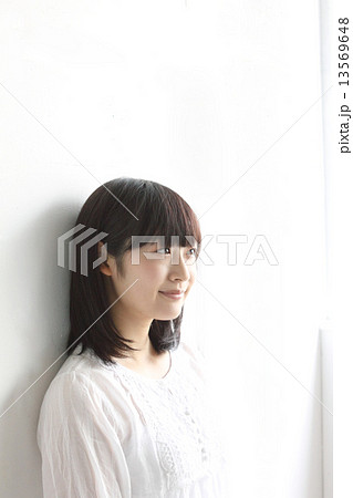 斜め向き女性ポートレート 13569648