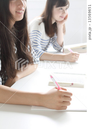 授業中の女性2人 授業中の女性2人 13569651