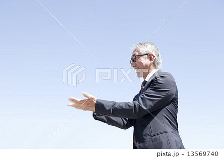 手のひらを差し出す中高年ビジネスマン 手のひらを差し出す中高年ビジネスマン 13569740