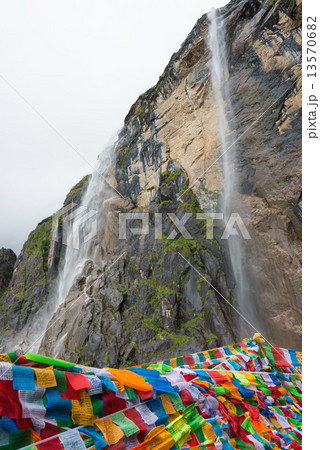 中国・雲南省徳欽 雨崩村 チベット仏教の聖地・神の滝 中国・雲南省徳欽 雨崩村 チベット仏教の聖地・神の滝 13570682