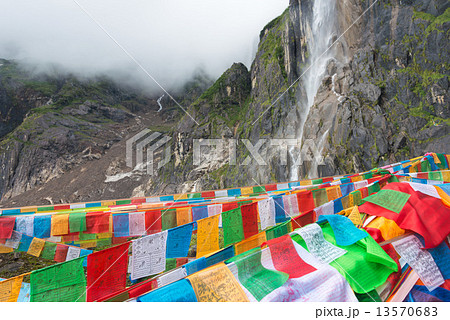 中国 雲南省徳欽 雨崩村 チベット仏教の聖地 神の滝のタルチョーの写真素材 中国 雲南省徳欽 雨崩村 チベット仏教の聖地 神の滝のタルチョーの写真素材