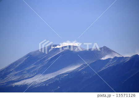 噴煙を上げる冬の浅間山 13571126