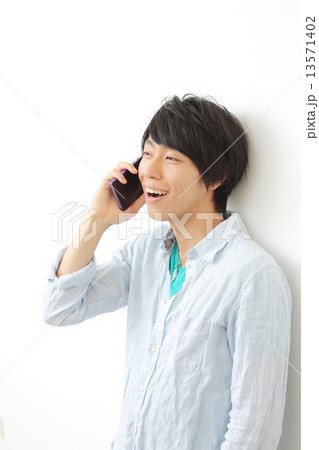 通話する20代男性 13571402
