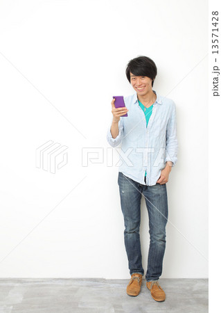 スマホを使用する20代男性 スマホを使用する20代男性 13571428