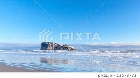 Winter coast of Pacific ocean on Kamchatka 13573773