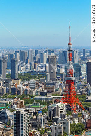 東京タワーと高層ビル群 13573871