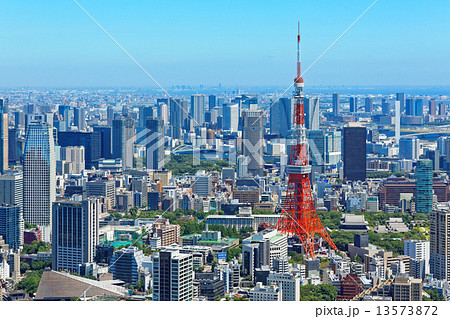 東京タワーと高層ビル群の写真素材