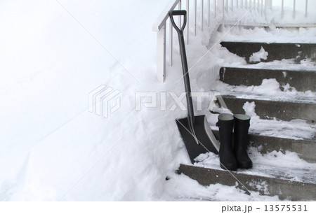 除雪用具　コンクリート階段に置いてある角スコップと長靴 13575531