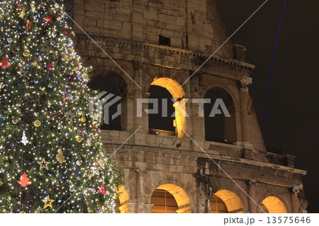 コロッセオとツリーと光る竹とんぼ(Colosseo with a Xmas tree and blue lights) コロッセオとツリーと光る竹とんぼ(Colosseo with a Xmas tree and blue lights) 13575646