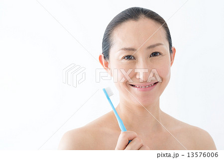 ナチュラルメイクの40代女性　歯ブラシ 13576006