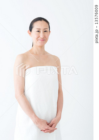 ナチュラルメイクの40代女性 バスタオル 上半身 ナチュラルメイクの40代女性 バスタオル 上半身 13576009