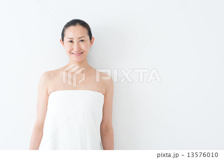 ナチュラルメイクの40代女性　バスタオル　上半身 13576010