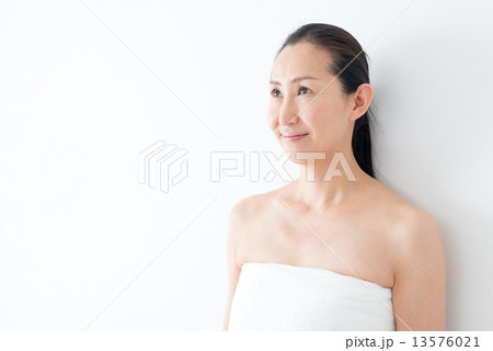 ナチュラルメイクの40代女性 バスタオル 上半身 ナチュラルメイクの40代女性 バスタオル 上半身 13576021