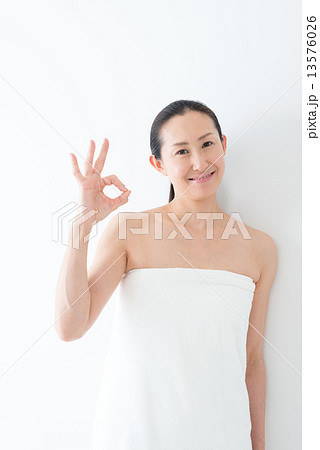 ナチュラルメイクの40代女性 OKサイン ナチュラルメイクの40代女性 OKサイン 13576026