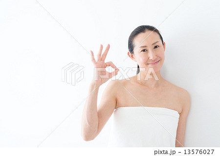 ナチュラルメイクの40代女性 OKサイン ナチュラルメイクの40代女性 OKサイン 13576027