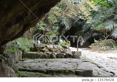 斎場御嶽の「シキヨダユルの壺(左)･アマダユルの壺(右)」（沖縄県南城市） 13576428
