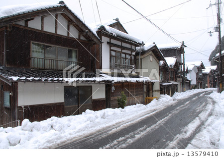 雪景色の伊根の舟屋群「国指定重要伝統的建造物群保存地区」 13579410