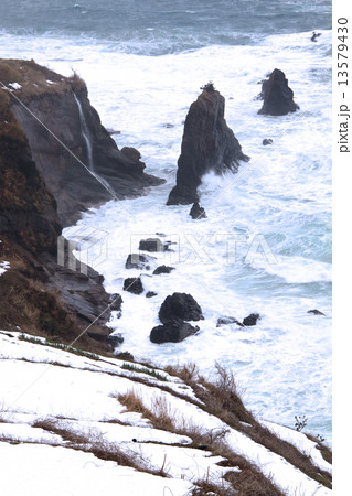 丹後にある屏風岩と滝の雪景色と日本海の荒波「山陰海岸ジオパーク」「丹後天橋立大江山国定公園」「京都の自然200選」 13579430