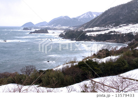 丹後松島の雪景色 13579433
