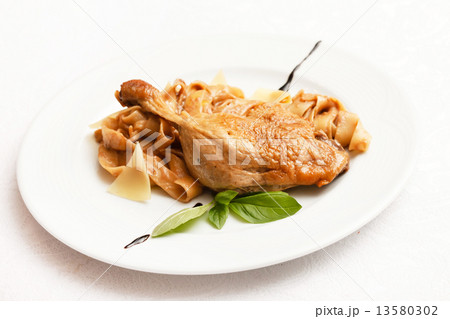 noodle with chicken leg 13580302