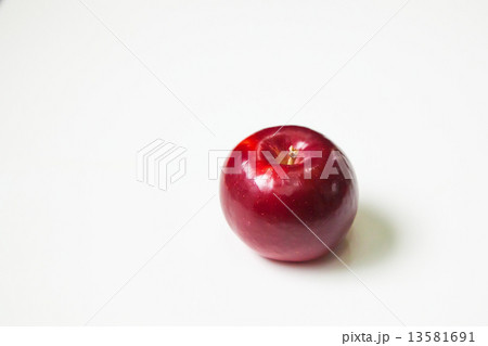 一つの紅玉りんご 一つの紅玉りんご 13581691