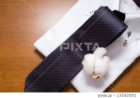 テーブルに置かれた綿製品と綿花 テーブルに置かれた綿製品と綿花 13582001