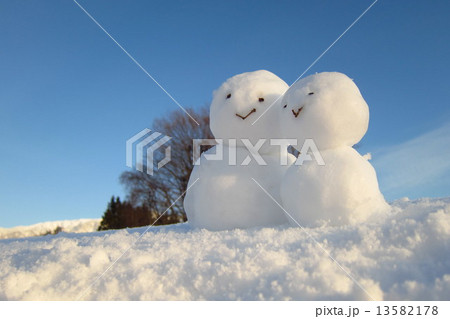笑顔の雪だるま 13582178