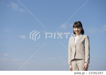 青空と女性 13582267