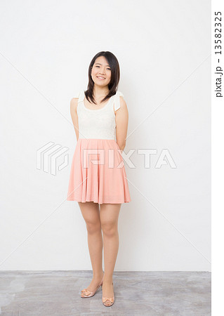 若い女性 13582325