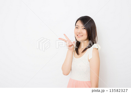 ピースする若い女性 13582327