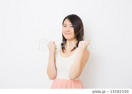 ガッツポーズする若い女性 ガッツポーズする若い女性 13582330