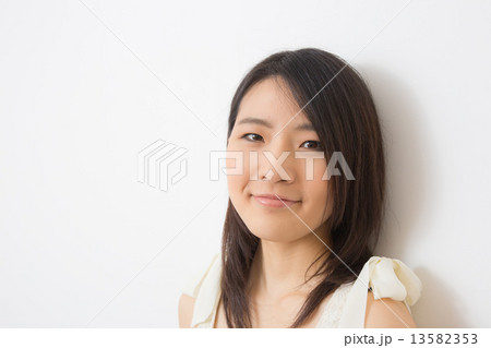 若い女性 若い女性 13582353