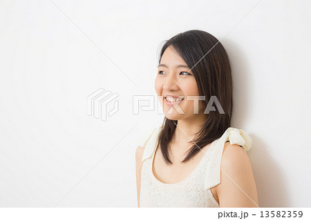 若い女性 若い女性 13582359