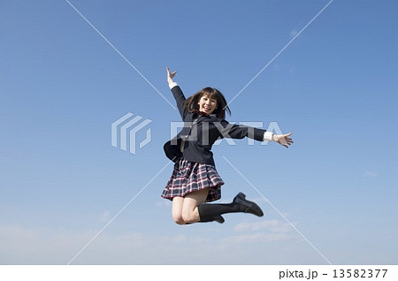 ジャンプする高校生の写真素材