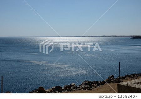 アスワンハイダム堰堤からのナセル湖 13582407