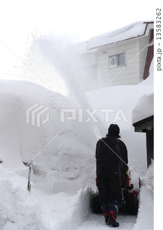 除雪機を動かす人 13583262